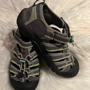 Keen Big Kids Newport H2 1014266 Black Gray Green Synthetic Hiking Sandals Sz 4